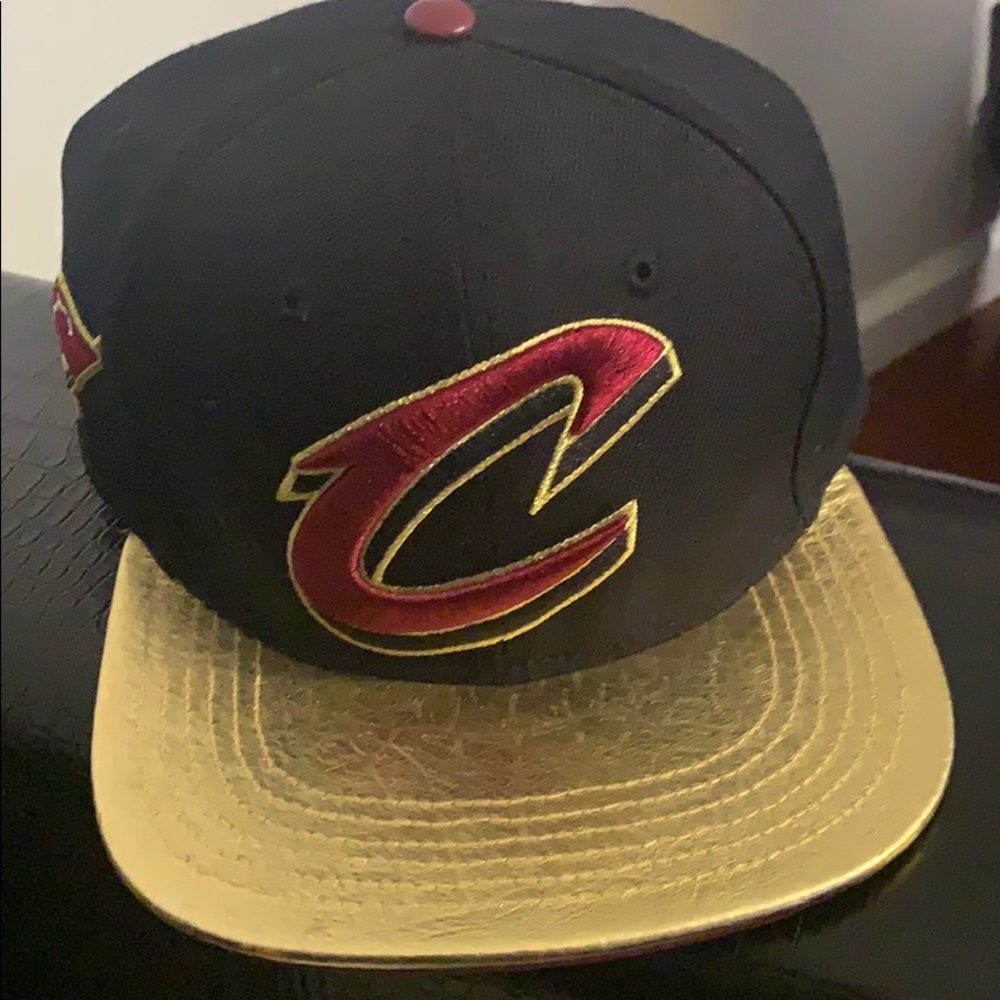 CLEVELAND CAVALIERS "C" LOGO LEATHER STRAP BACK